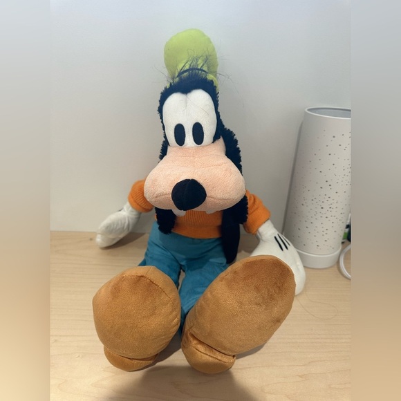 Like new -Disney Parks Goofy Plush Toy 20" Walt Disney Stuffed Animal - Picture 1 of 5